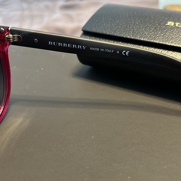 Burberry Sunglasses with Original Case - Picture 3 of 7